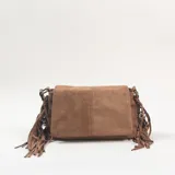 Bandolera de gamuza color camel con diseño de solapa frontal y flecos decorativos en los laterales. Incluye herrajes metálicos en tono bronce.