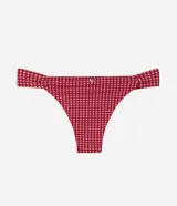Bombacha de bikini Bossa Nossa confeccionada en microfibra con estampado de cuadros vichy en color rojo, con laterales anchos y drapeados y detalle de medallita metálica.