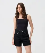 Short midi de jeans color negro, de tiro medio, con bolsillos delanteros decorados con tachas metálicas plateadas y botamanga con terminación desmechada.
