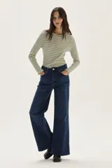 Jean de mezclilla azul oscuro, tiro alto, corte recto y ancho en la pierna.