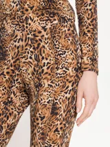 Calza larga de punto con estampado animal print y elástico en la cintura.