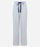Pantalón de pijama de franela de algodón, color blanco con finas rayas verticales azules, corte holgado, cintura elástica y cordón de ajuste oscuro.