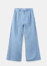 Pantalón wide leg de tiro medio confeccionado en denim suave de color celeste, con diseño de pernera ancha y fluida.