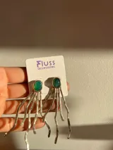 Aros colgantes de alpaca plateada con piedra de ágata verde.