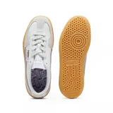 Championes Puma modelo Palermo LTH, con diseño de perfil bajo, cuerpo de cuero blanco, detalles en gamuza gris y franja lateral en color lila. Cuenta con suela de goma color caramelo y logo dorado en el lateral.