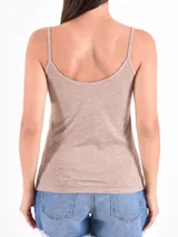 Musculosa básica de breteles finos con escote en V, confeccionada en tela suave y elástica.