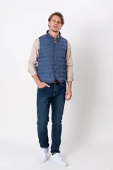 Chaleco azul de nylon con corte tipo vestir y relleno de guata.