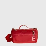Bolso tipo duffel de la marca Bubba, color rojo, con cierre superior, asa de mano y correa ajustable extraíble. Incluye un dije colgante con la letra B en color rosado.