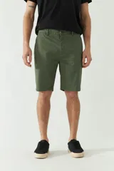 Bermuda de hombre color marrón con estampado de lunares pequeños, corte chino, con pasacintos, cierre frontal y logo metálico pequeño en la parte trasera.