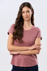 Remera básica de algodón color negro, con cuello redondo y mangas cortas de corte clásico.