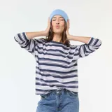 Camiseta de manga larga con diseño de rayas horizontales en tonos azul marino, blanco y rosado, confeccionada en algodón con cuello redondo.