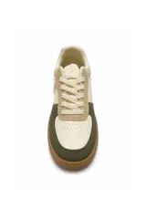 Zapatillas urbanas con diseño en bloque de colores que combina blanco, verde militar y tostado, con cordones claros y suela de goma marrón.
