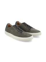 Championes urbanos de gamuza color gris con suela blanca de goma y cordones al tono.