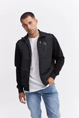 Campera de estilo deportivo con frente en nylon acolchado y mangas y espalda en algodón. Presenta cierre frontal completo, cuello alto y bolsillos con cierre.