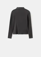Camiseta gris de manga larga y cuello redondo, con diseño ajustado al cuerpo.