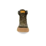 Borcegos de caña baja con diseño robusto, confeccionados en una combinación de gamuza y cuero sintético en tonos verde oliva. Presentan suela track de goma dentada en color suela, cordones al tono con ojalillos amarillos y cuello acolchado para mayor confort.