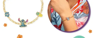 Pulsera dorada con dijes de Stitch, flores azules y ananás.