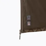 Campera polar con cierre frontal completo, confeccionada en tejido exterior tipo punto con estampado geométrico. Cuenta con cuello alto, bolsillos laterales y un bolsillo frontal con cierre en el pecho, además de un parche con el logo de la marca.