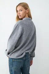 Jeans de tiro medio con corte barrel y ajuste relajado, diseño clásico de cinco bolsillos, cierre frontal de cremallera y botón metálico.