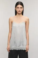 Top de satén jacquard gris claro con tirantes finos regulables, escote lencero y detalles de puntilla en el escote y el ruedo.