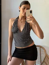 Minifalda negra de tejido texturizado con cintura baja.