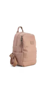 Mochila de nylon acolchado con diseño capitoneado, color bordó. Cuenta con cierre superior, bolsillo frontal con cierre metálico, asa superior de mano y correas regulables para la espalda.