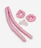 Set de modelador de rulos sin calor, color rosado con estampado de cerezas. Incluye una banda acolchada flexible, dos scrunchies a juego y una pinza para el cabello.