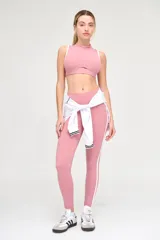 Calza deportiva larga color rosa con cintura alta y compresión media.