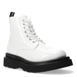 Botas de caña media estilo militar, color blanco hueso con acabado charol brillante. Cuentan con cordones blancos y suela track gruesa y negra.