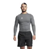 Remera térmica gris de manga larga, marca Umbro.