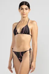 Top de bikini negro con estampado de cadenas y flores rosadas.