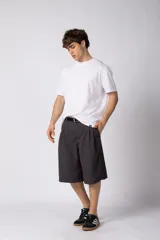 Bermuda sastrera baggy de color negro con diseño de rayas diplomáticas finas blancas. Cuenta con bolsillos laterales y presillas para cinturón.