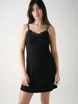 Camisón corto de rib color negro con tirantes finos regulables, escote en V y detalle de encaje en el escote y la espalda.