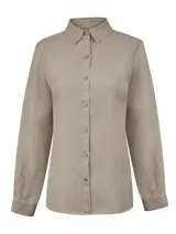 Blusa de manga larga color beige, de cuello camisero clásico y cierre frontal de botones.