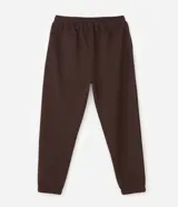 Pantalón jogger marrón, con cintura elástica y puños ajustados en los tobillos.