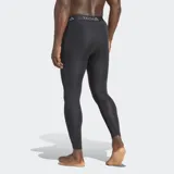 Calza de compresión Adidas Techfit color negro, con cintura elástica con logo de la marca y tecnología AEROREADY para absorción de humedad. Presenta paneles de malla para mayor ventilación y un panel frontal esculpido en 3D.