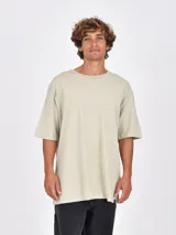 Remera oversize de color beige claro, con cuello redondo y mangas cortas.