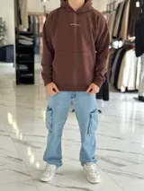 Pantalón cargo de jean azul claro, con bolsillos laterales en las piernas y corte holgado.