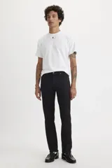 Pantalón de jean corte slim fit, color negro, con cierre de botones y cinco bolsillos clásicos.