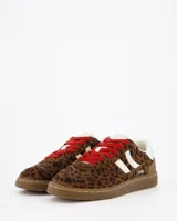 Championes Coolway modelo Goal Dark Leo con estampado animal print de leopardo, franjas laterales blancas, cordones rojos y detalles en tono plateado y marrón.