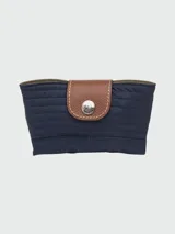 Sombrero de pescador reversible Longchamp azul marino con detalle de cuero marrón.