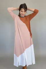 Vestido largo de morley de algodón y viscosa, con corte amplio, mangas largas y diseño color block en tonos marrón, rosa y blanco.