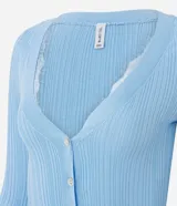 Cardigan de tricot acanalado color beige, de calce ajustado, con mangas largas y escote en V. Cuenta con cierre frontal con botones y detalles de encaje aplicado en el escote y el ruedo.