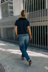 Chaqueta de punto de manga corta en color azul marino, con cierre frontal de botones y cuello solapa con aplicación de pelo sintético con estampado animal.