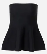 Blusa negra sin breteles, confeccionada en tejido de punto, con diseño ajustado en el busto y detalle de peplum en el ruedo que aporta volumen y movimiento.