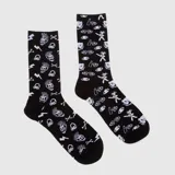 Par de medias de caña media color negro con estampado gráfico en blanco de calaveras, rayos, auriculares, botellas y figuras abstractas.