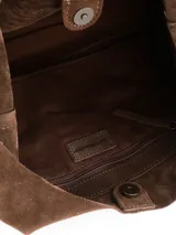 Cartera tipo hobo de gamuza marrón, con diseño slouchy y correa integrada para el hombro.