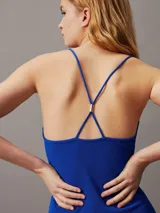 Vestido midi azul eléctrico de punto canalé crepé con textura arrugada, tiras finas cruzadas en la espalda con detalle metálico y recorte en la parte delantera de la cintura.