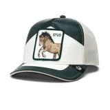 Gorra trucker Goorin Bros. con visera curva, paneles frontales en cuero sintético verde y blanco, y paneles traseros de malla beige. Presenta un parche bordado con la imagen de un caballo y la palabra "STUD".