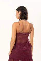 Top de encaje color bordó con breteles finos, diseño con nudo frontal y transparencia.